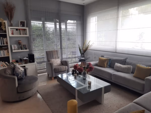 Villa's en luxe woningen kopen in Riyad. Oppervlakte 235 m². Verkoelend zwembad. 