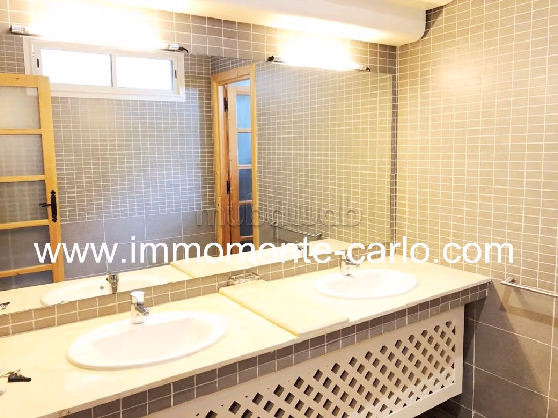 Huren: villa's en luxe woningen in Souissi. 4 Slaapkamers. Garage en mooi terras.