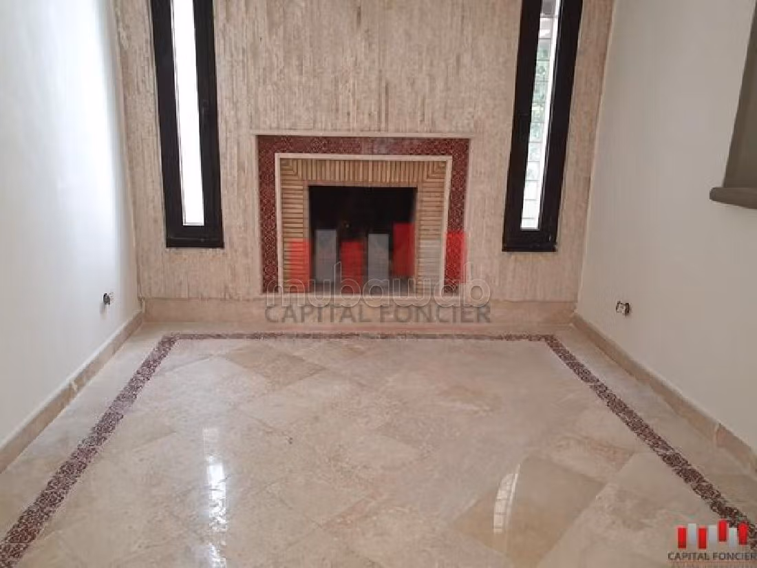 Magnificent villa for rent. Surface area 700 m². Parking spaces and beautiful garden. 