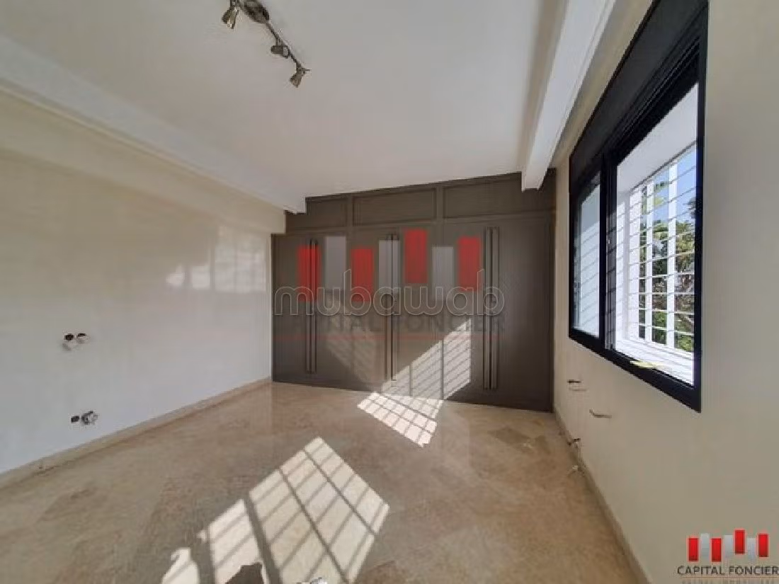 Magnificent villa for rent. Surface area 700 m². Parking spaces and beautiful garden. 