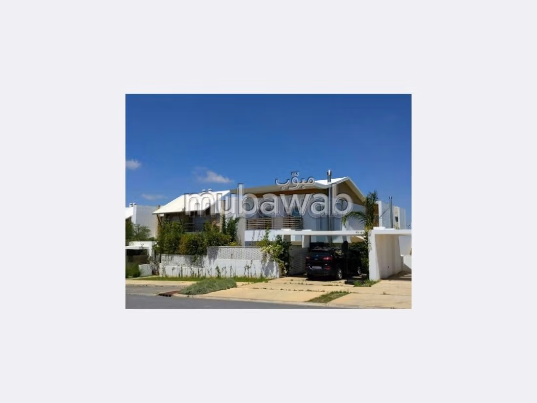 فيلا ممتازة للإيجار ببوسكورة. المساحة الإجمالية 455 م². مكيف للهواء وحوض للسباحة.