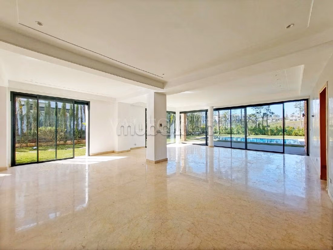 Location villa isolée 800m2 avec piscine et vue partielle sur golf, Bouskoura