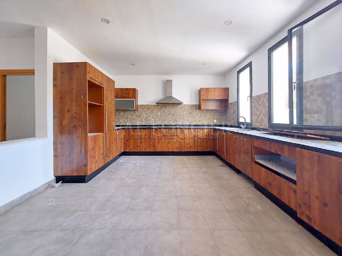 Location villa isolée 800m2 avec piscine et vue partielle sur golf, Bouskoura