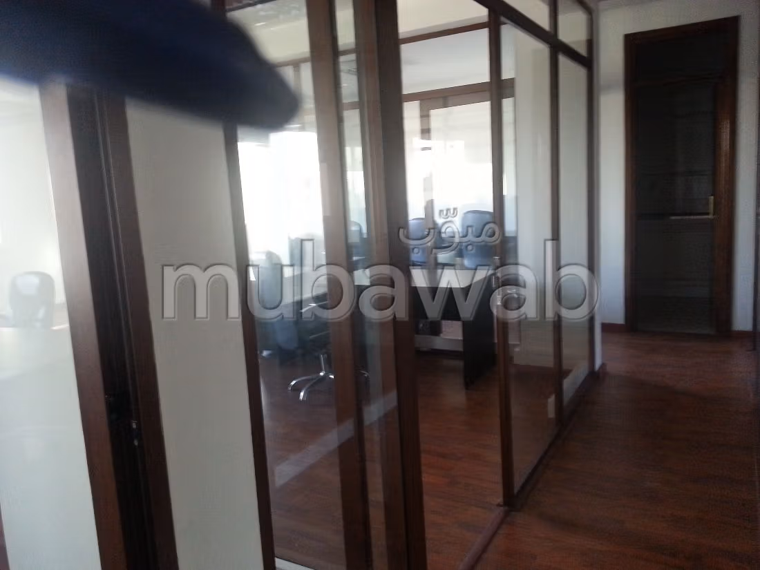 Nu huren: kantoorruimte in Palmier. Totale oppervlakte 300 m². Conciërgeservice en airconditioning. 