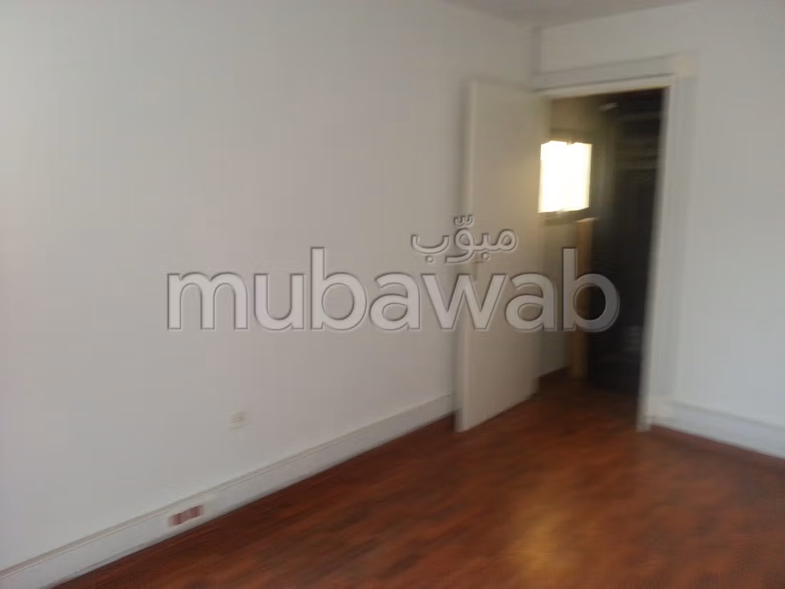 Nu huren: kantoorruimte in Palmier. Totale oppervlakte 300 m². Conciërgeservice en airconditioning. 