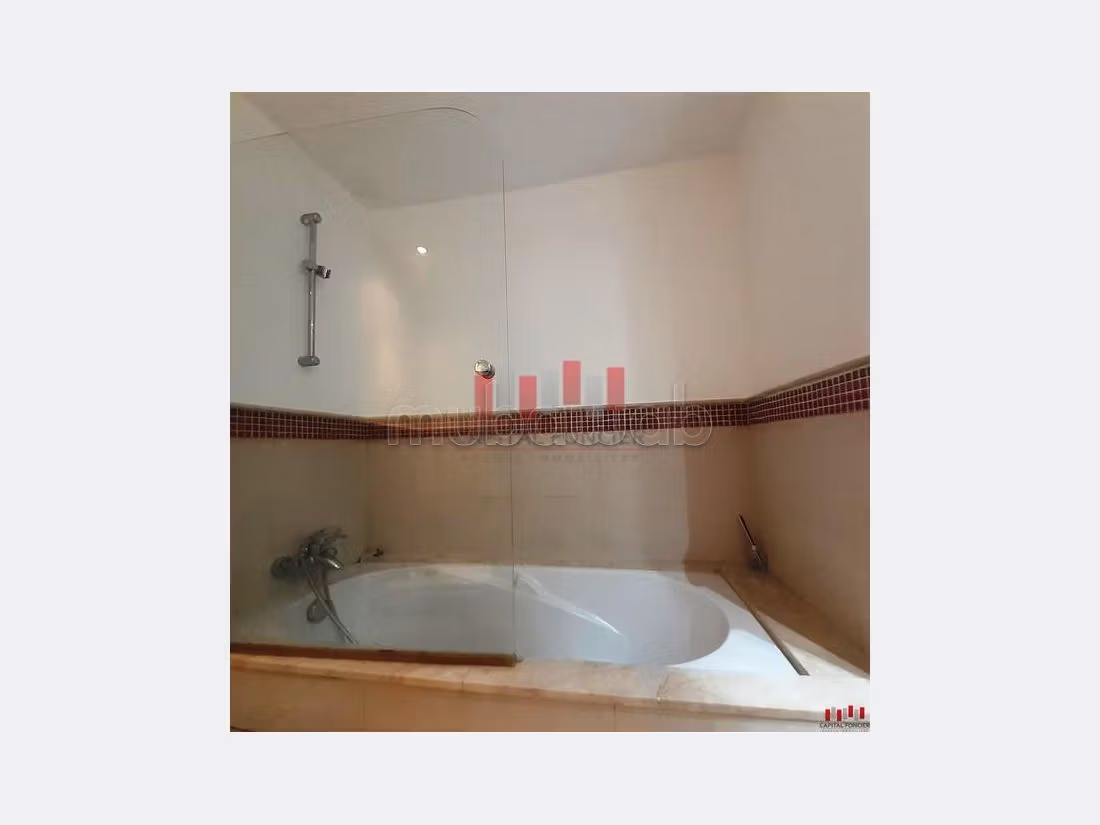 Bellissimo appartamento in affitto. Superficie 54 m². Posto auto e ascensore. 