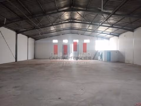 Bel locale commerciale in affitto. Superficie totale 756 m². 