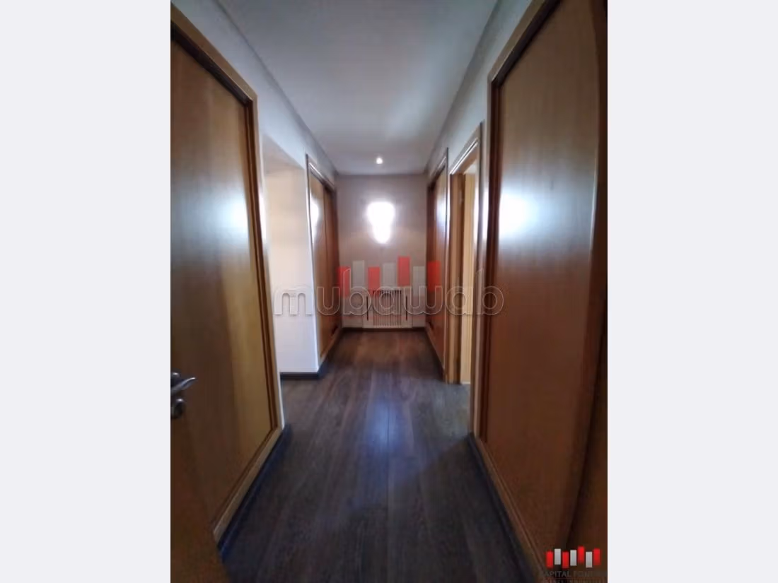 Luxury villa for rent in Californie. Large area 500 m². Green areas, Balcony