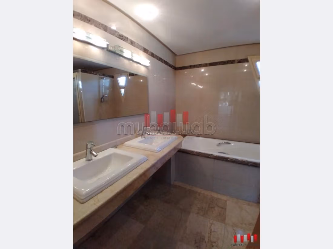 Luxury villa for rent in Californie. Large area 500 m². Green areas, Balcony