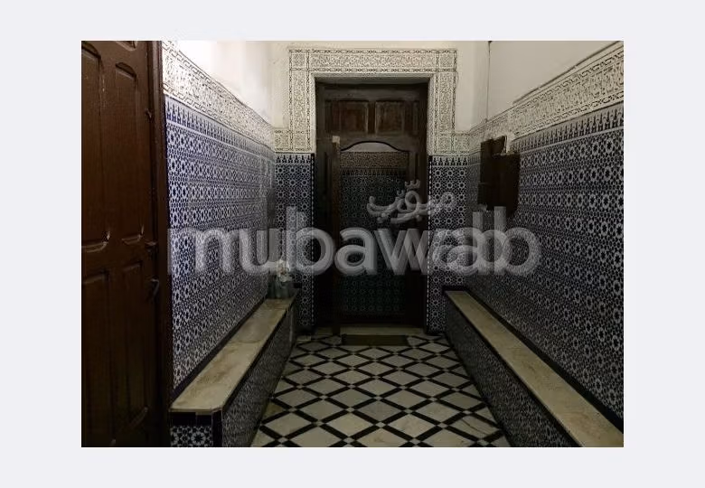 اشتري رياض رائع ب المدينة القديمة. المساحة الإجمالية 400 م². مطل على البحر. 