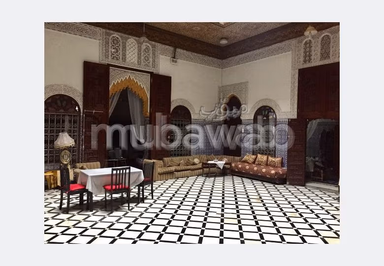 اشتري رياض رائع ب المدينة القديمة. المساحة الإجمالية 400 م². مطل على البحر. 