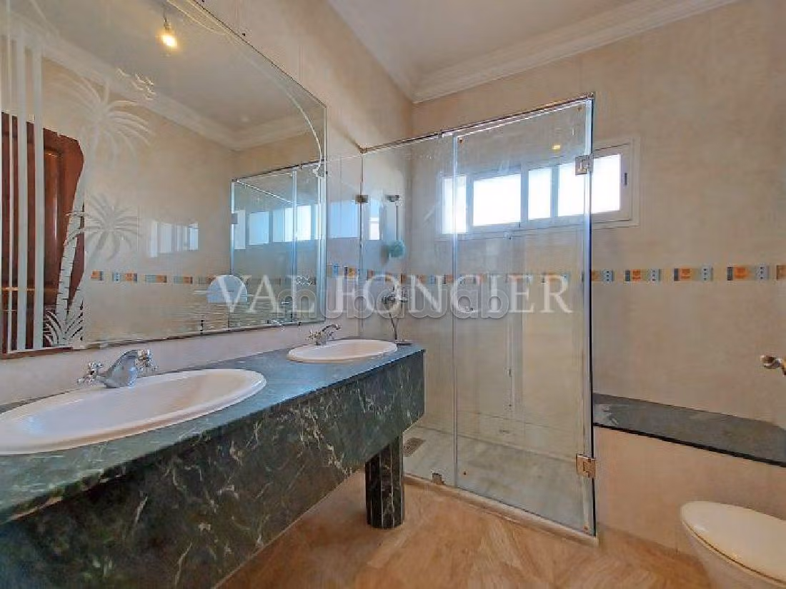 منزل رائع للكراء بالوازيس. المساحة 650 م². شرفة جميلة وحديقة. 