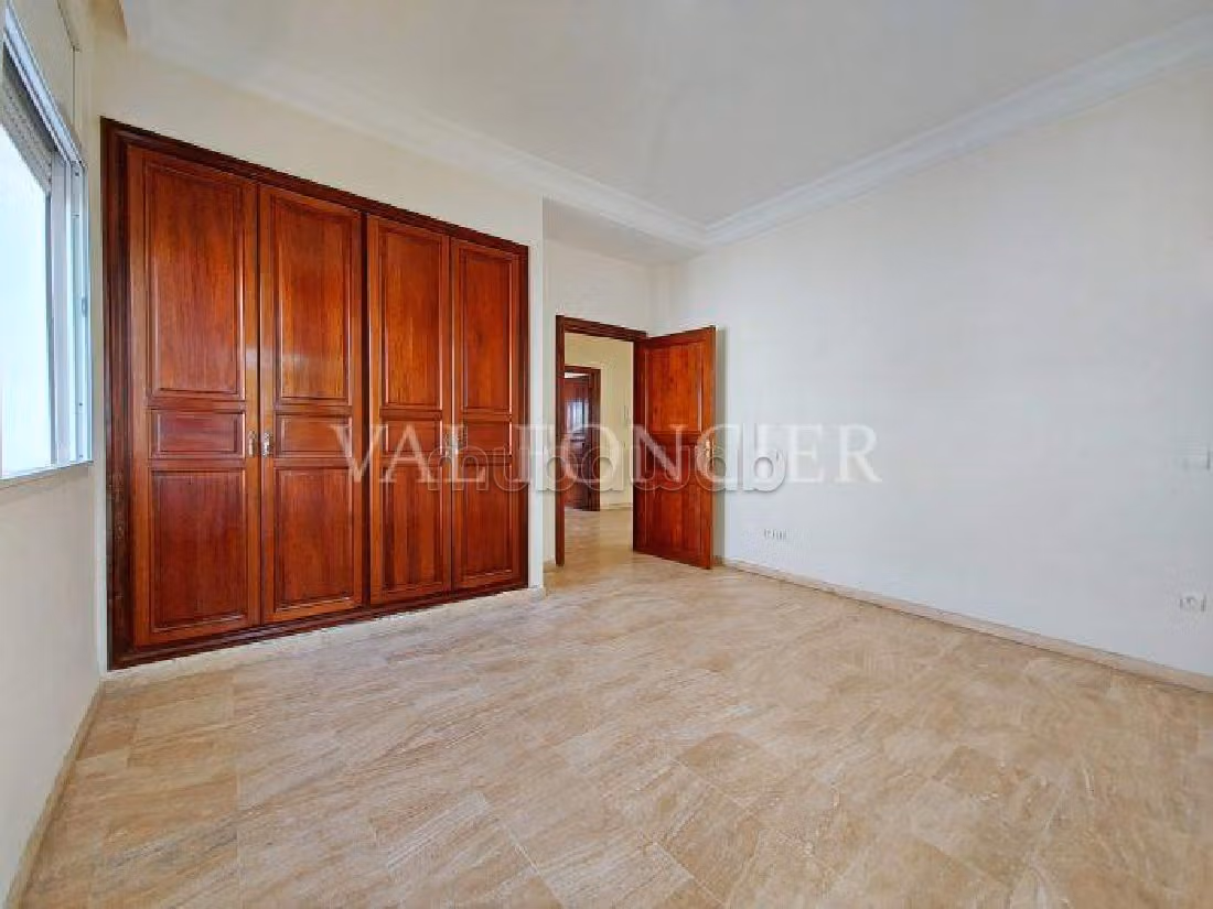 منزل رائع للكراء بالوازيس. المساحة 650 م². شرفة جميلة وحديقة. 