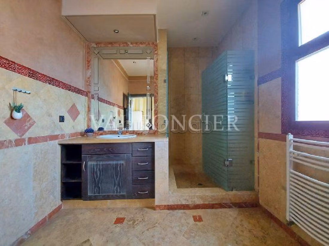 Magnificent villa for rent in Californie. Area 450 m². All comforts with swimming pool and fireplace. 