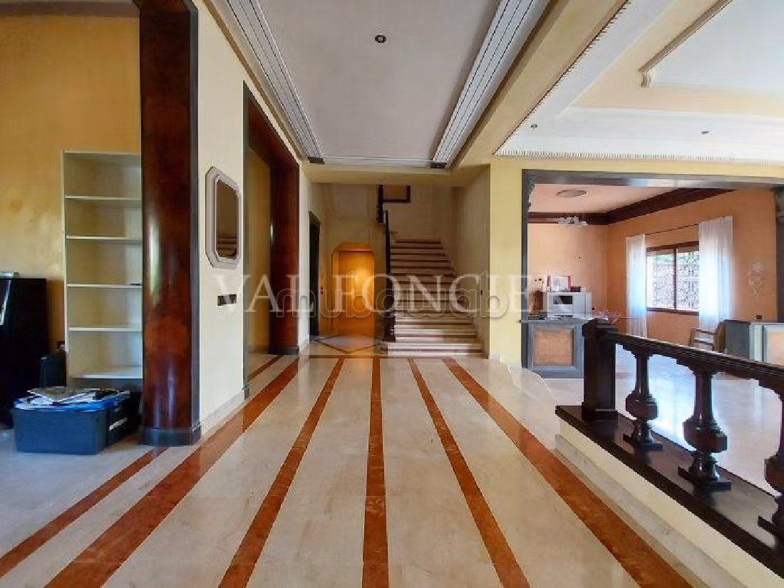 Magnificent villa for rent in Californie. Area 450 m². All comforts with swimming pool and fireplace. 