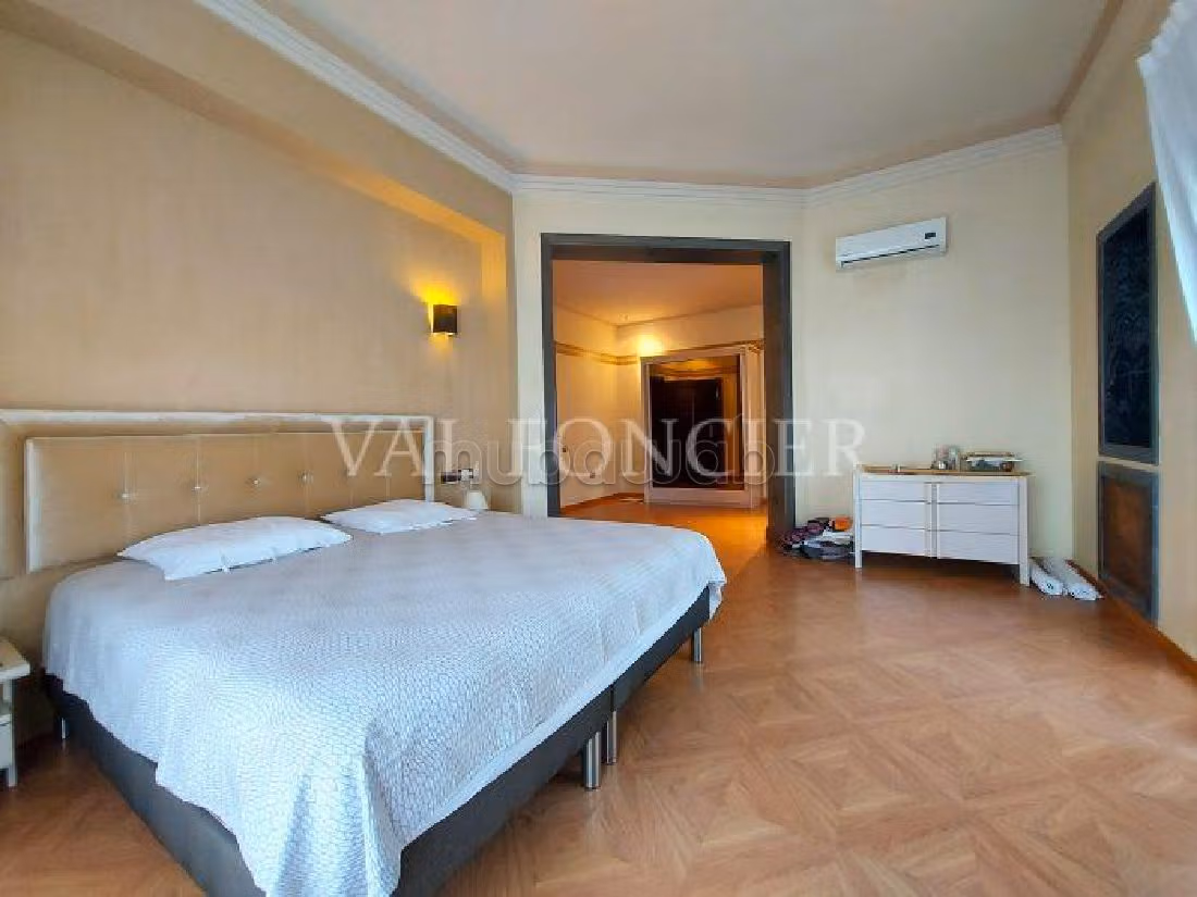 Magnificent villa for rent in Californie. Area 450 m². All comforts with swimming pool and fireplace. 