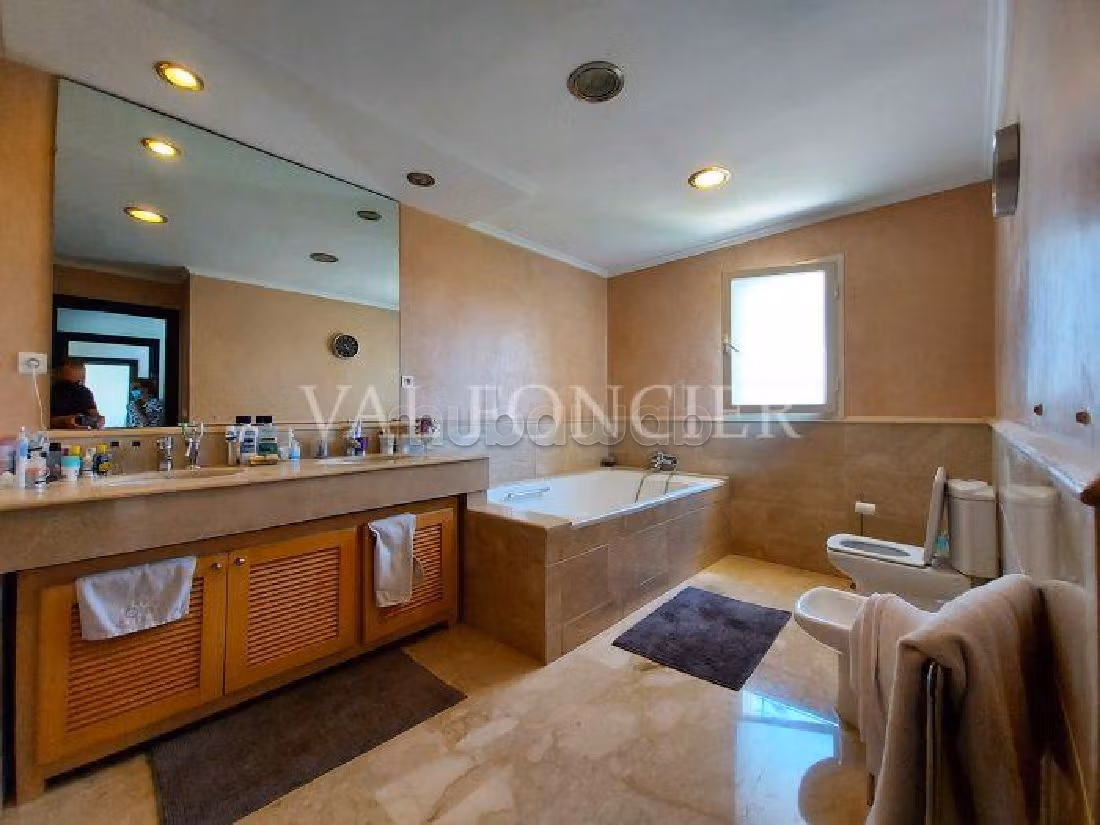 Luxury Villa for rent in Ain Diab. 10 Small bedroom. Green area, Balcony. 