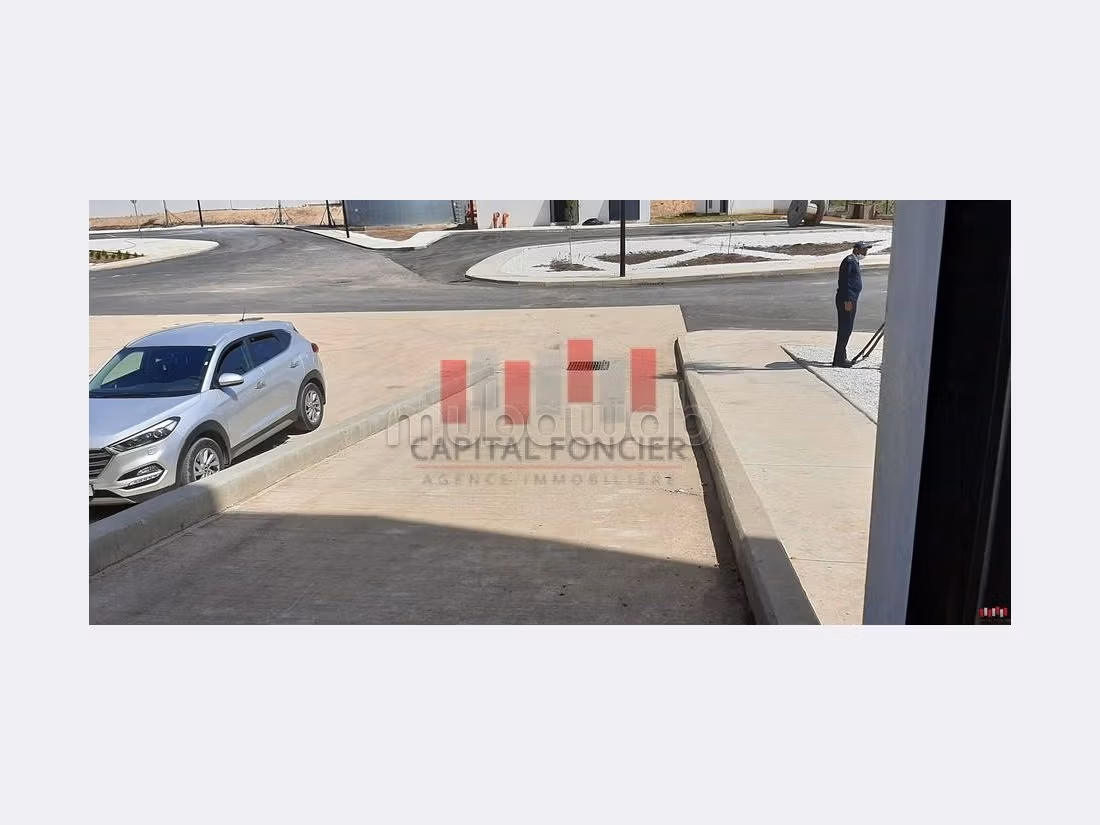 Te huur: commercieel vastgoed. Oppervlakte 2600 m². Beveiligingssysteem. 