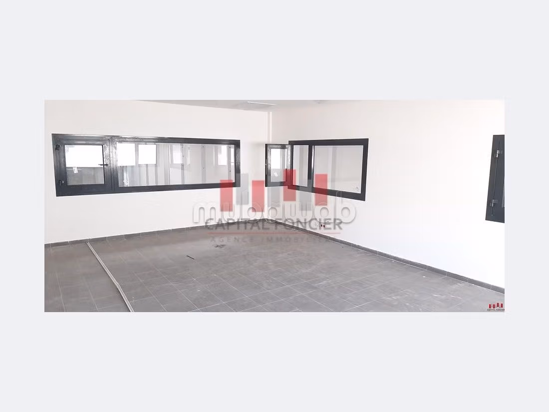 Te huur: commercieel vastgoed. Oppervlakte 2600 m². Beveiligingssysteem. 