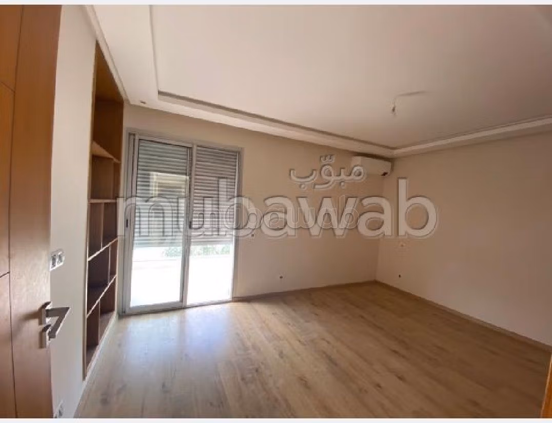 كراء فيلا ممتازة بالرياض. المساحة 400 م². باب متين وصحن هوائي