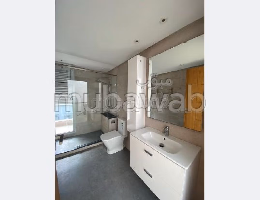 كراء فيلا ممتازة بالرياض. المساحة 400 م². باب متين وصحن هوائي