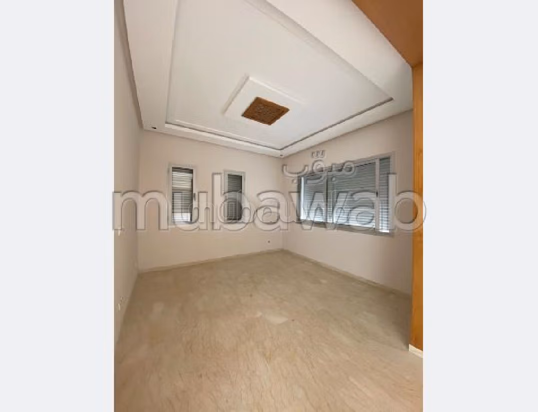 كراء فيلا ممتازة بالرياض. المساحة 400 م². باب متين وصحن هوائي