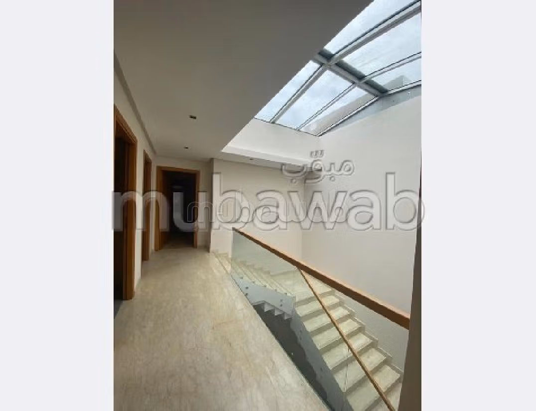 كراء فيلا ممتازة بالرياض. المساحة 400 م². باب متين وصحن هوائي