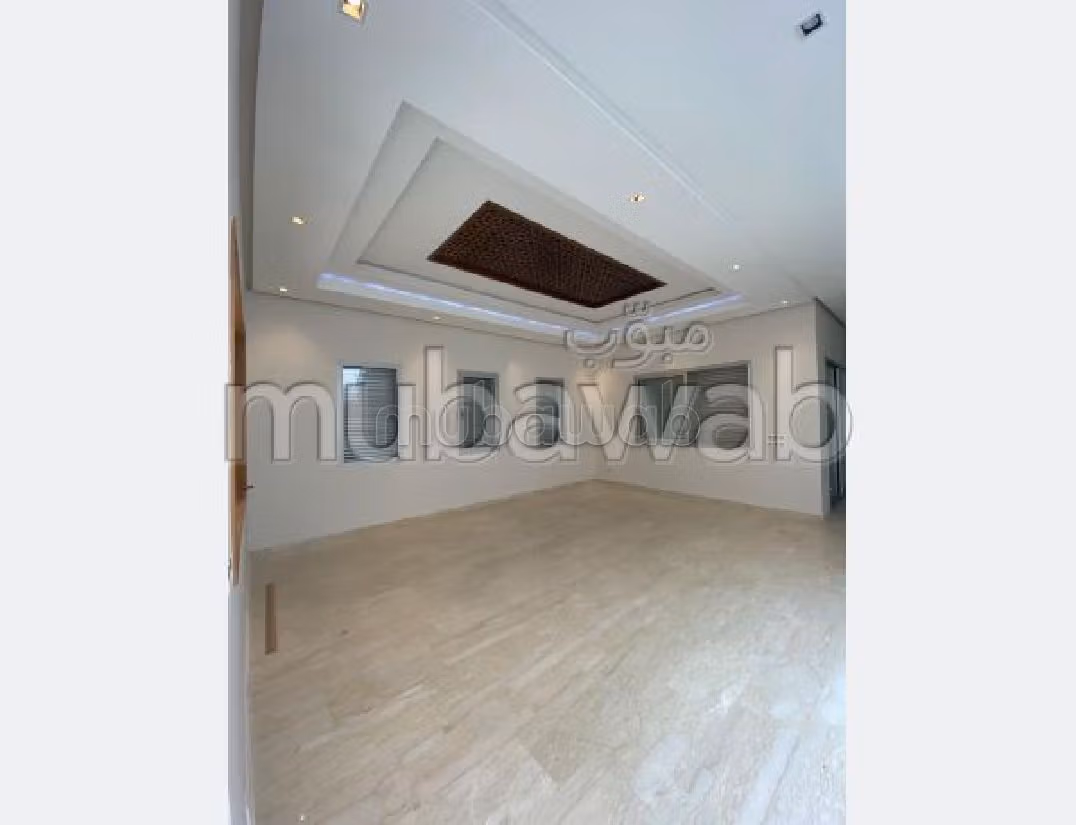 كراء فيلا ممتازة بالرياض. المساحة 400 م². باب متين وصحن هوائي