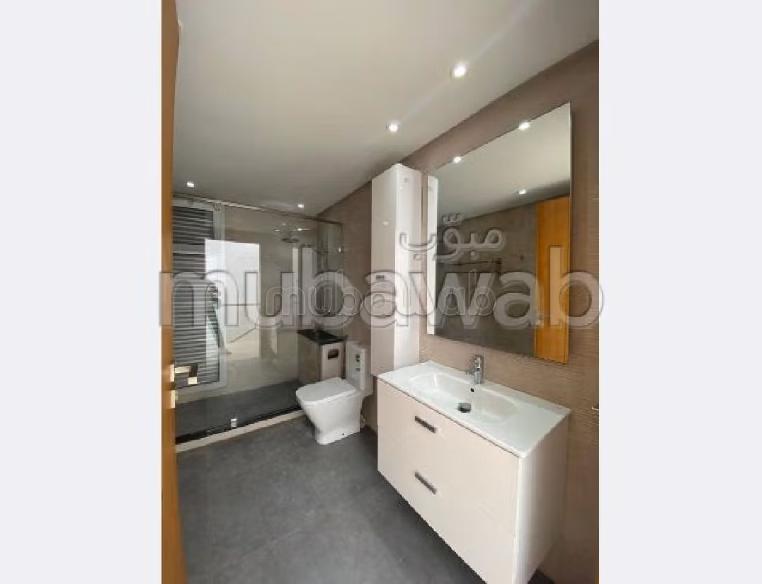 كراء فيلا ممتازة بالرياض. المساحة 400 م². باب متين وصحن هوائي