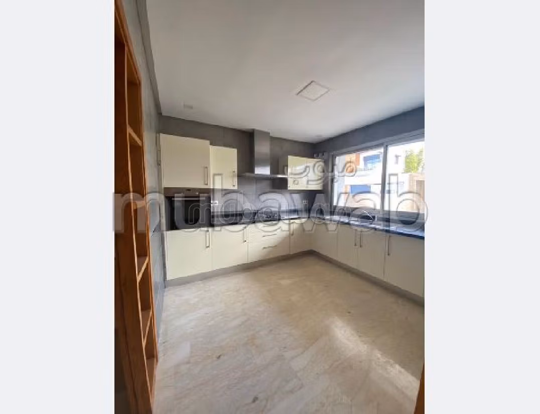 كراء فيلا ممتازة بالرياض. المساحة 400 م². باب متين وصحن هوائي