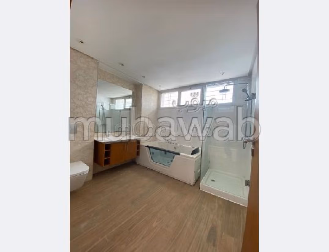 كراء فيلا ممتازة بالرياض. المساحة 400 م². باب متين وصحن هوائي