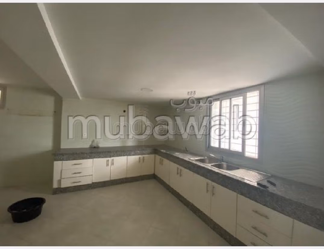 كراء فيلا ممتازة بالرياض. المساحة 400 م². باب متين وصحن هوائي