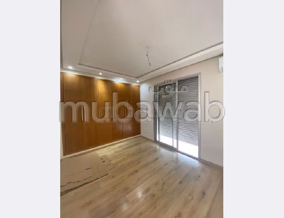 كراء فيلا ممتازة بالرياض. المساحة 400 م². باب متين وصحن هوائي