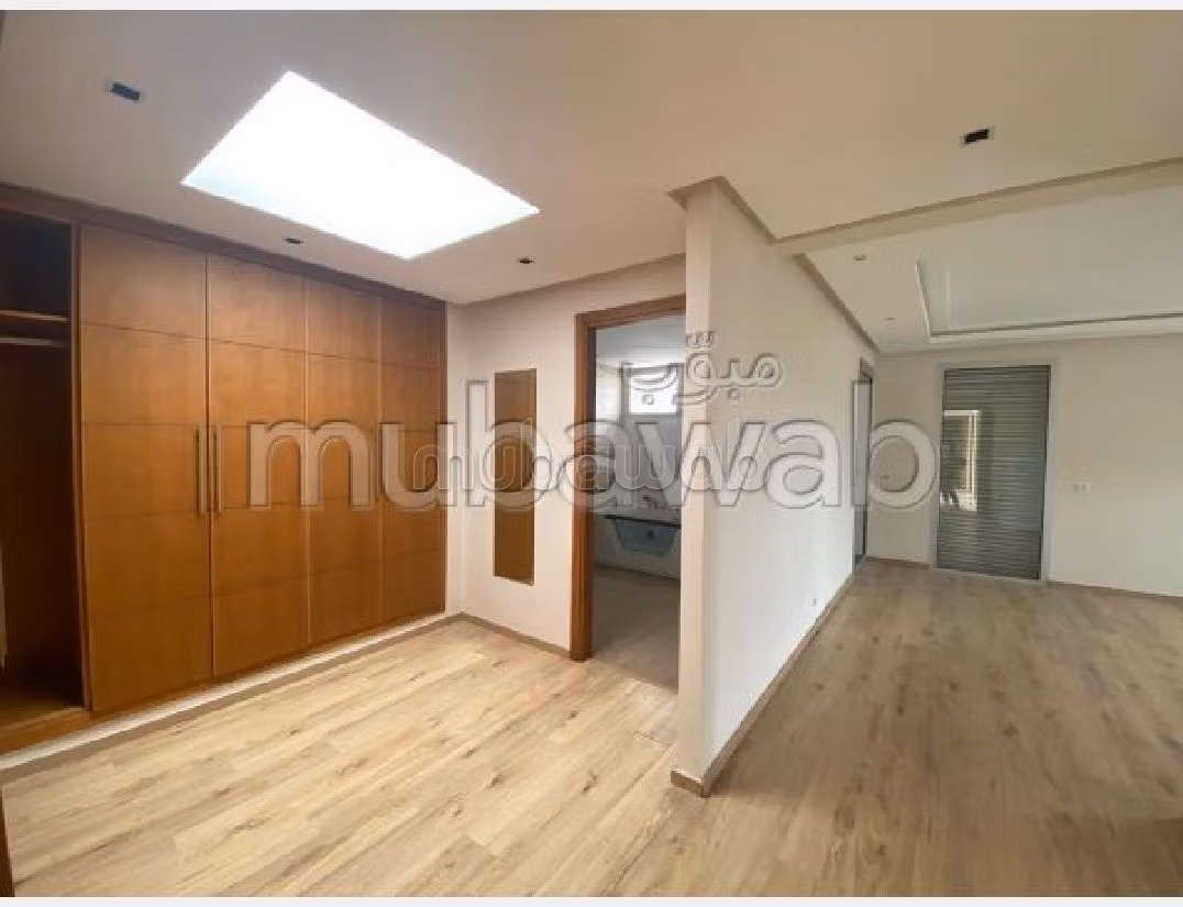 كراء فيلا ممتازة بالرياض. المساحة 400 م². باب متين وصحن هوائي