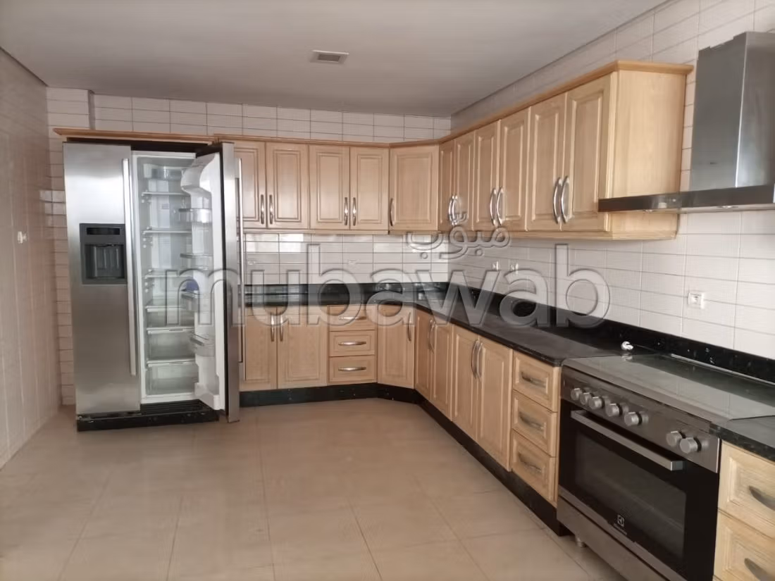 Nu te koop: villa's en luxe woningen. Oppervlakte 773 m². Beveilingssysteem en traditionele woonkamer. 