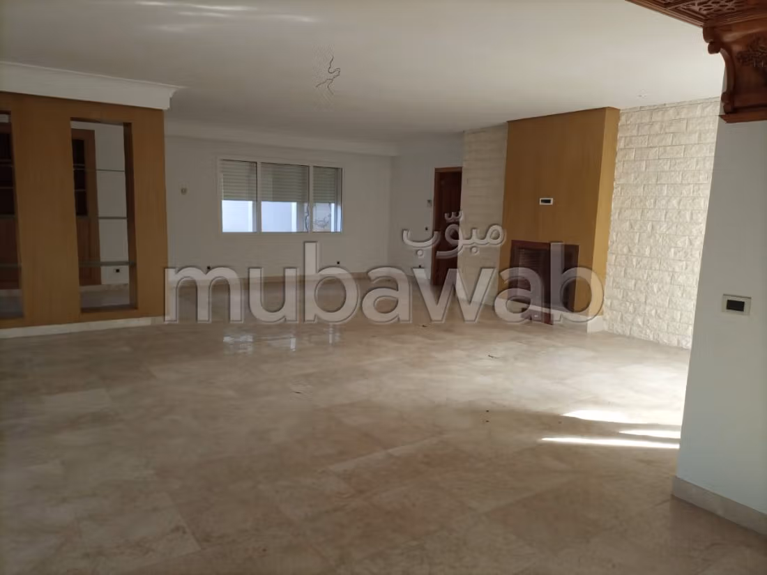 Nu te koop: villa's en luxe woningen. Oppervlakte 773 m². Beveilingssysteem en traditionele woonkamer. 