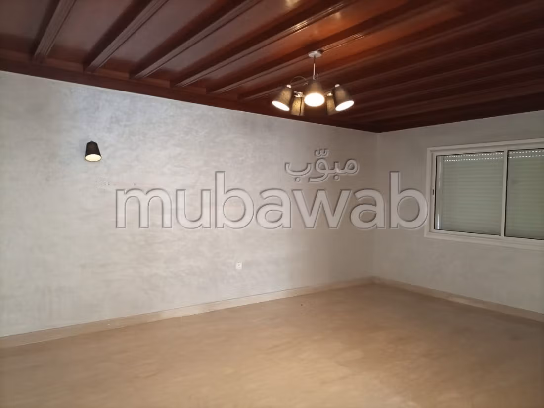 Nu te koop: villa's en luxe woningen. Oppervlakte 773 m². Beveilingssysteem en traditionele woonkamer. 