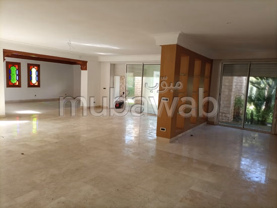 Nu te koop: villa's en luxe woningen. Oppervlakte 773 m². Beveilingssysteem en traditionele woonkamer. 