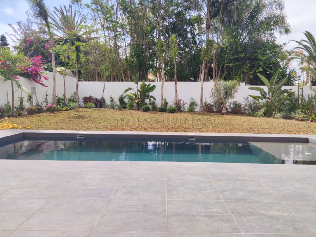 Luxury house for rent in Anfa. 5 Dormitory. Double glazed windows and central heating. 