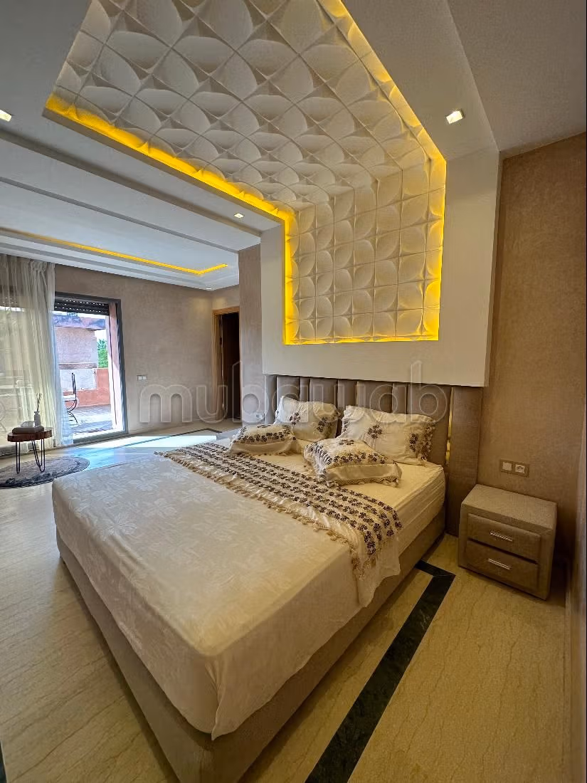 شقة للإيجار بأكدال. المساحة الكلية 94 م². شرفة جميلة وحديقة. 