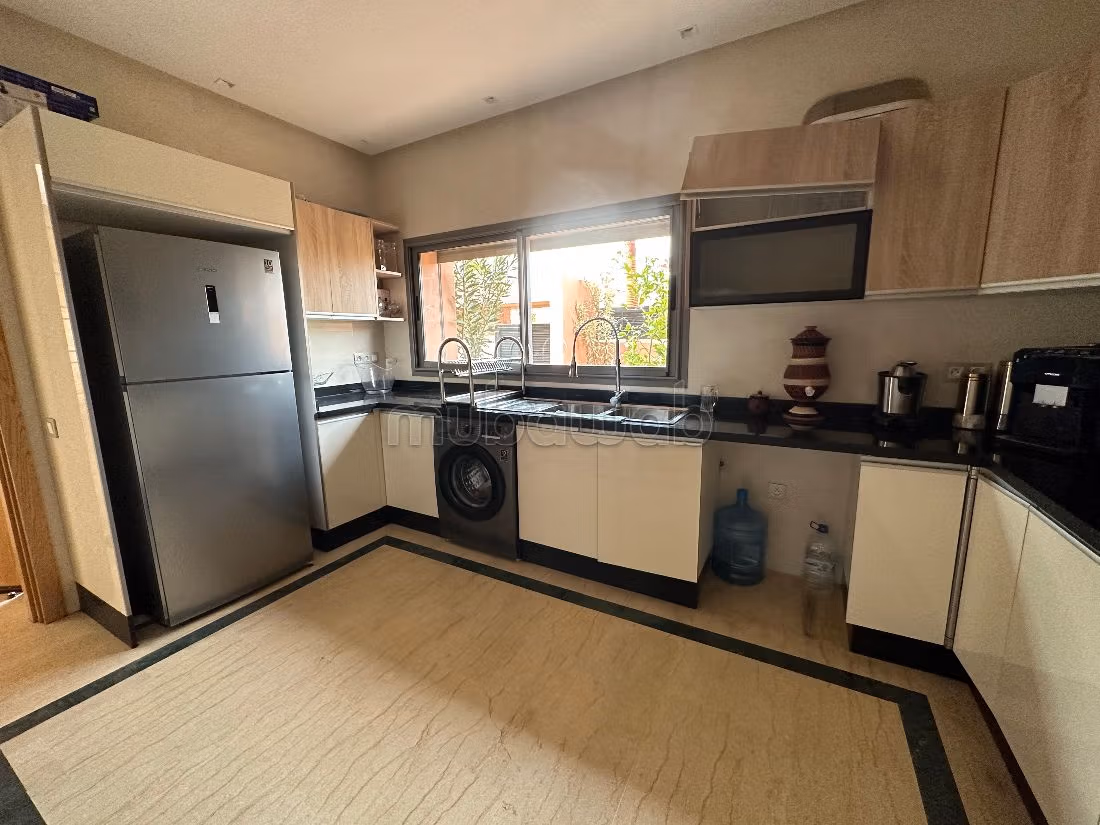 شقة للإيجار بأكدال. المساحة الكلية 94 م². شرفة جميلة وحديقة. 