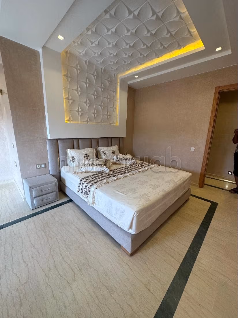 شقة للإيجار بأكدال. المساحة الكلية 94 م². شرفة جميلة وحديقة. 