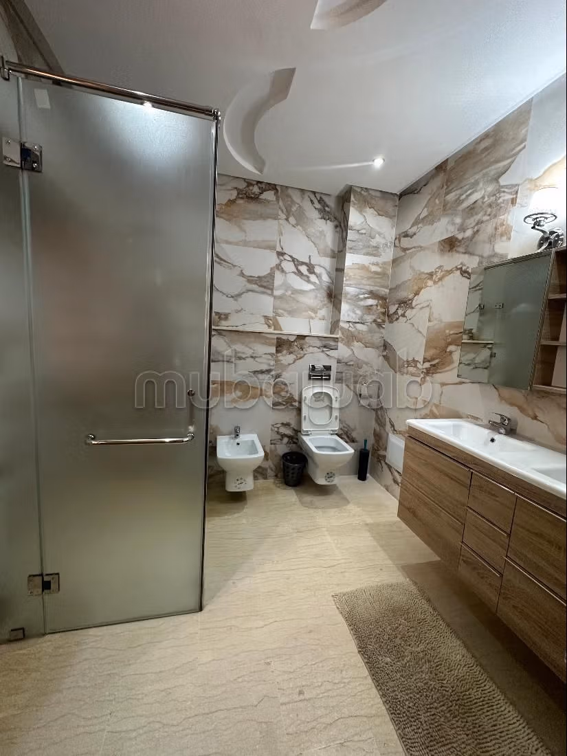 شقة للإيجار بأكدال. المساحة الكلية 94 م². شرفة جميلة وحديقة. 