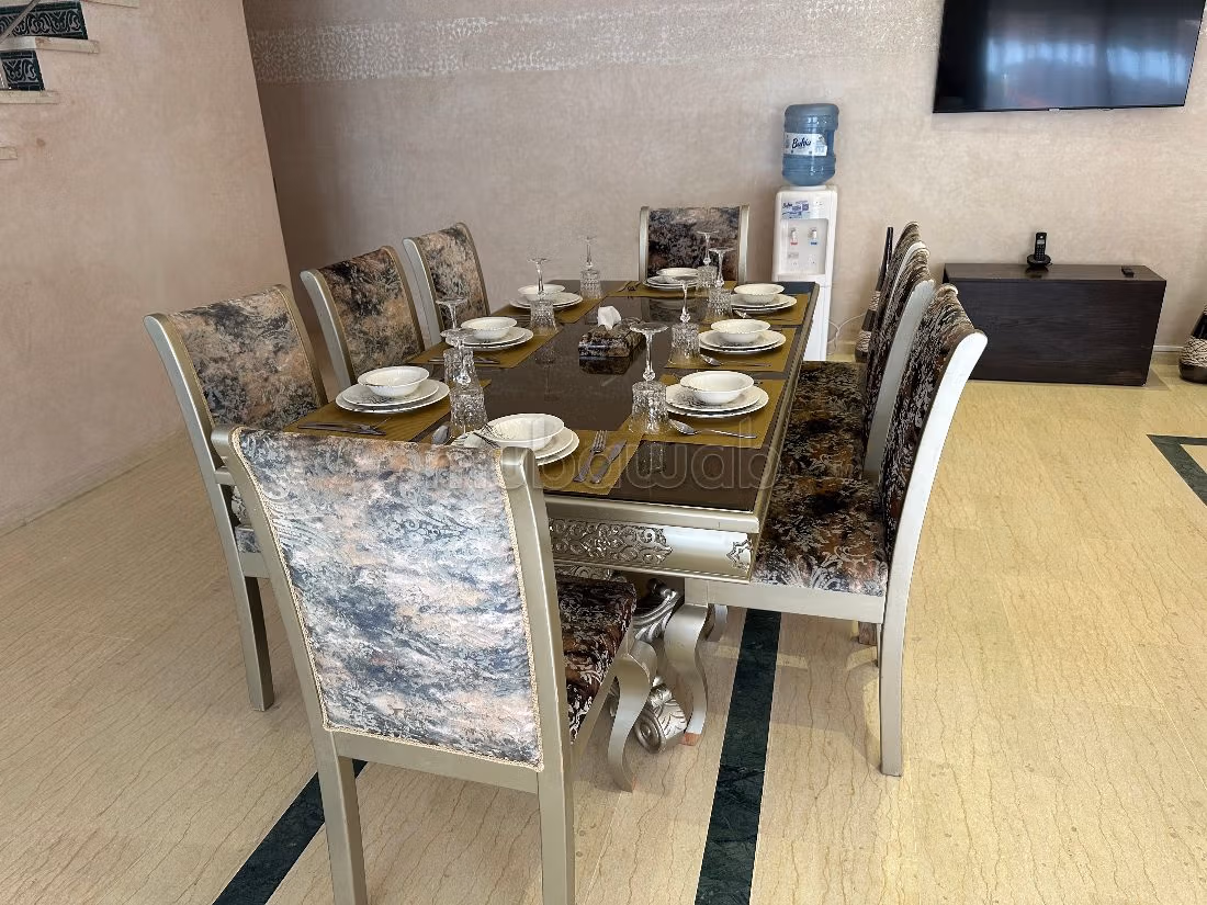 شقة للإيجار بأكدال. المساحة الكلية 94 م². شرفة جميلة وحديقة. 