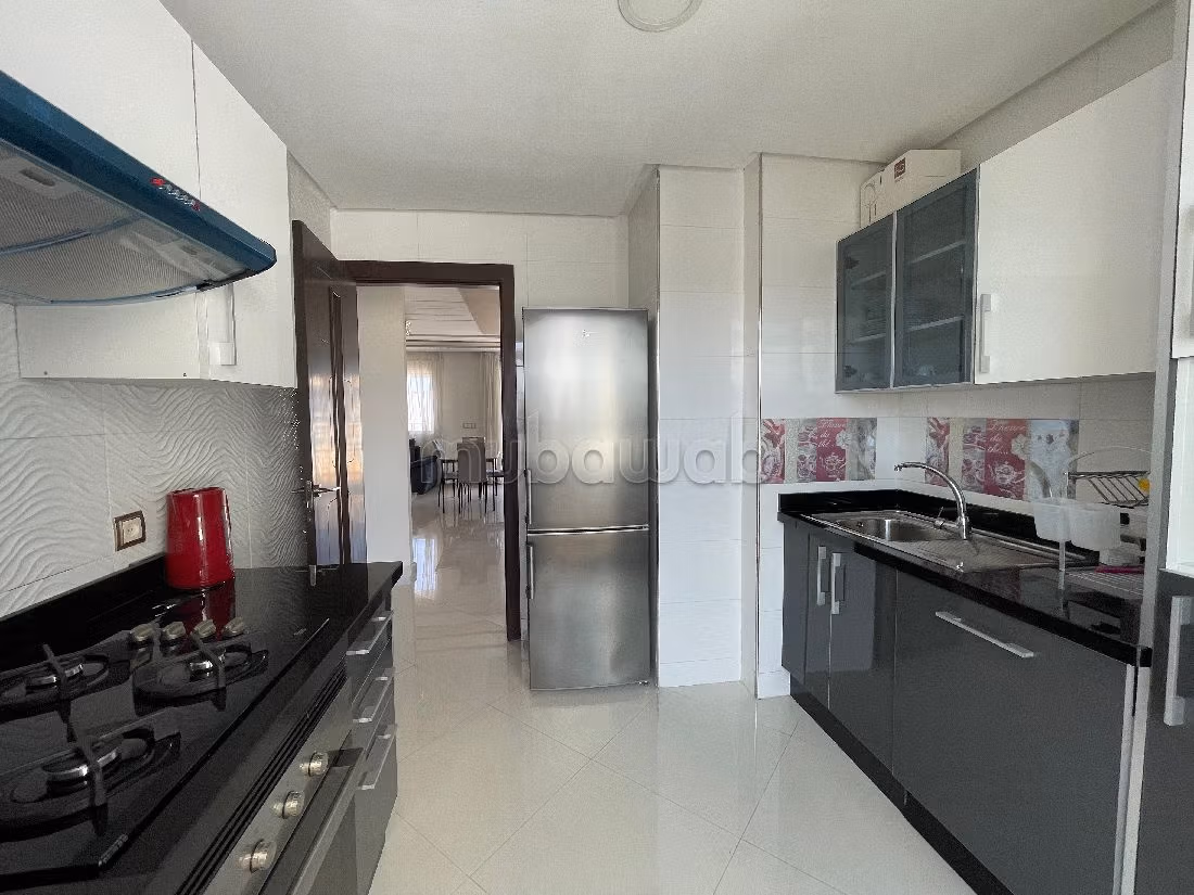 Huurappartementen beschikbaar in Administratif. Oppervlakte 110 m². Volledig gemeubileerd