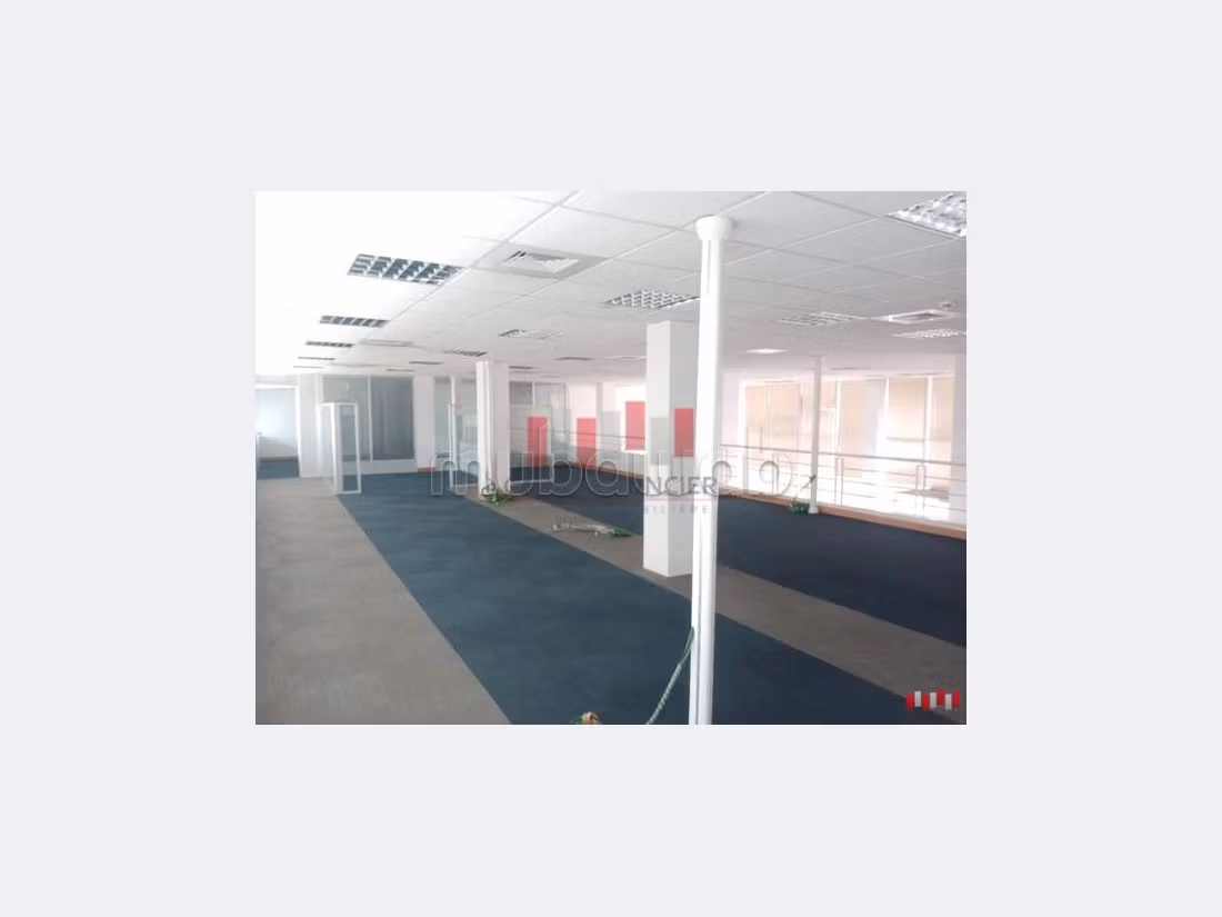 عقارت تجارية للكراء بسيدي معروف. المساحة 580 م². 