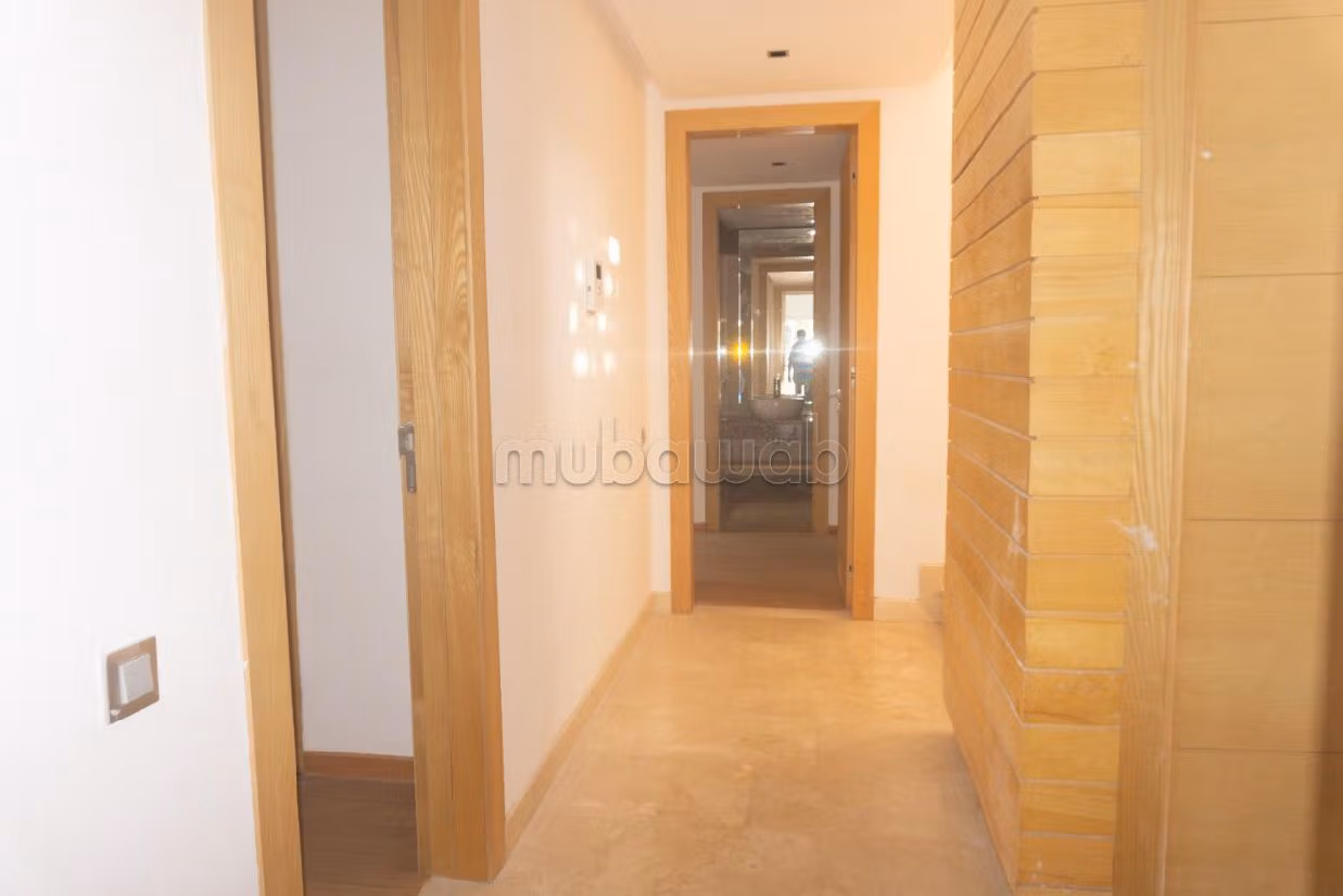 Villa de luxe à louer à Bouskoura. 5 pièces confortables. Places de parking et terrasse