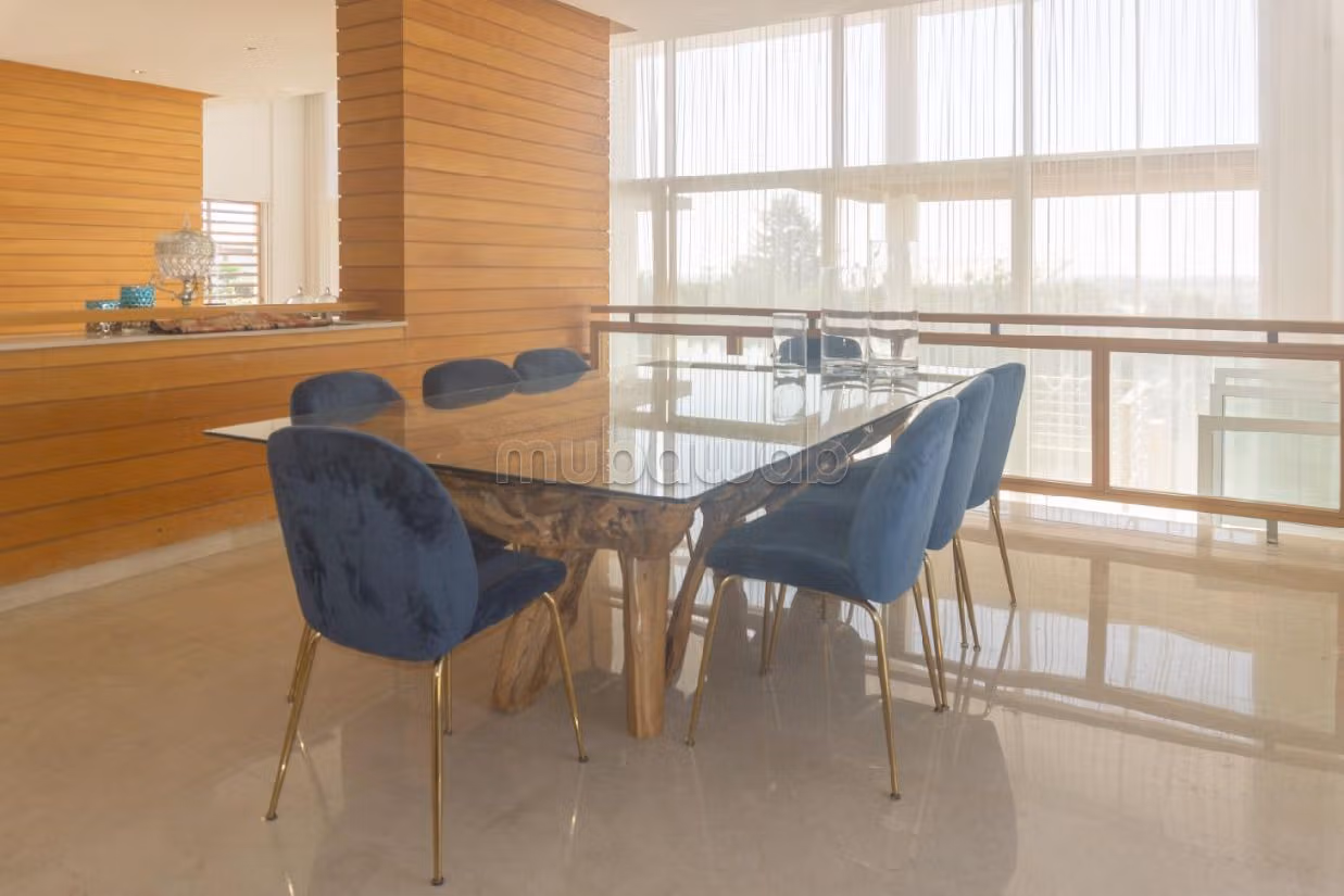 Villa de luxe à louer à Bouskoura. 5 pièces confortables. Places de parking et terrasse