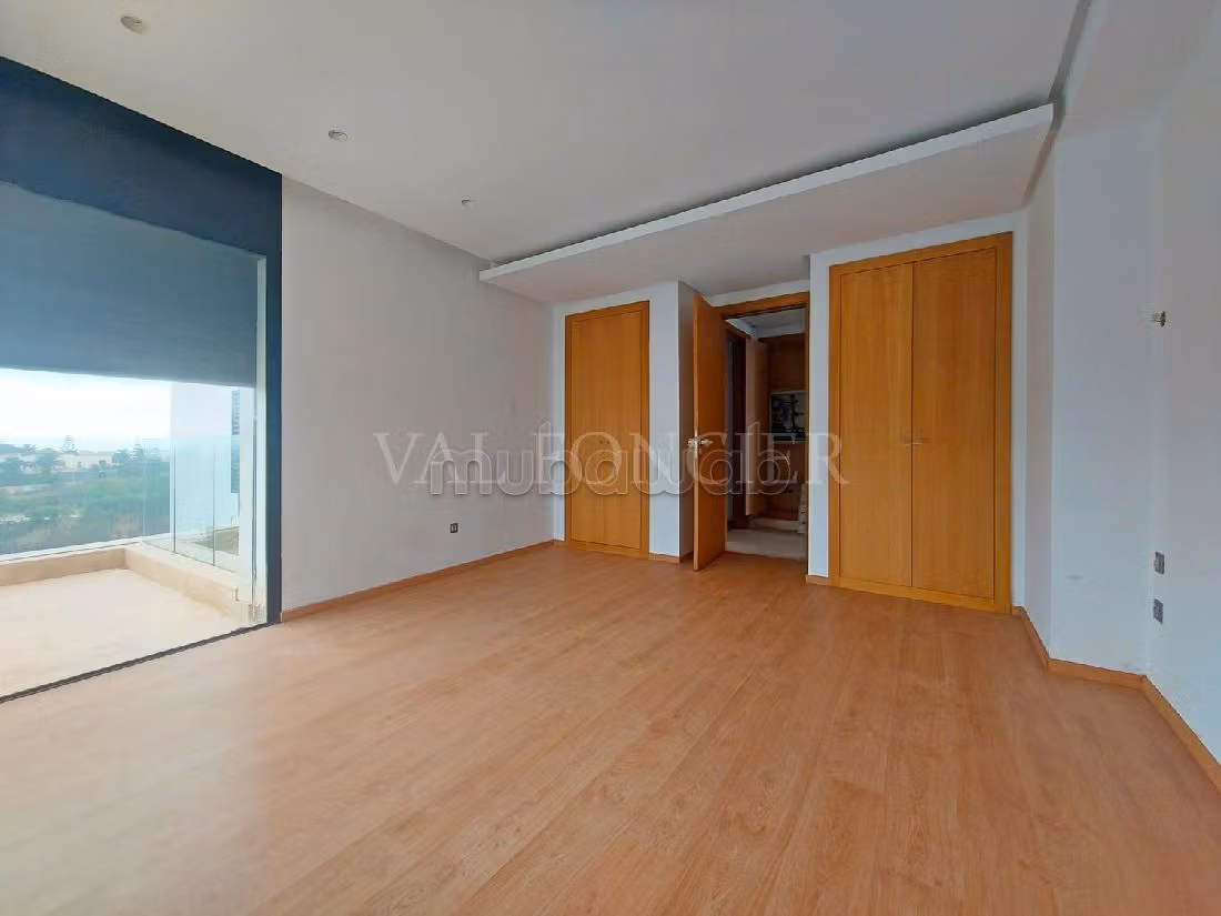 كراء فيلا فاخرة بعين الذياب. المساحة الكلية 1040 م². الراحة الكاملة مع حمام سباحة ومدفأة. 