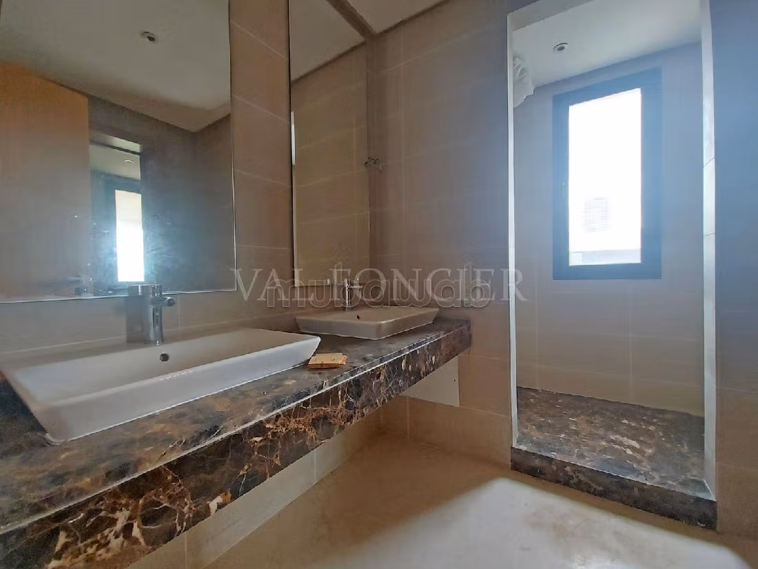 كراء فيلا فاخرة بعين الذياب. المساحة الكلية 1040 م². الراحة الكاملة مع حمام سباحة ومدفأة. 